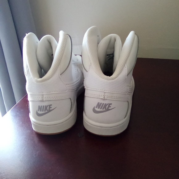 Nike Son Of Force GS White Boys' Mid-Top Sneakers - Picture 3 of 7